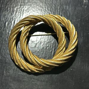 Vintage Gold Tone Double Intertwined Circles Twisted Rope Textured Brooch